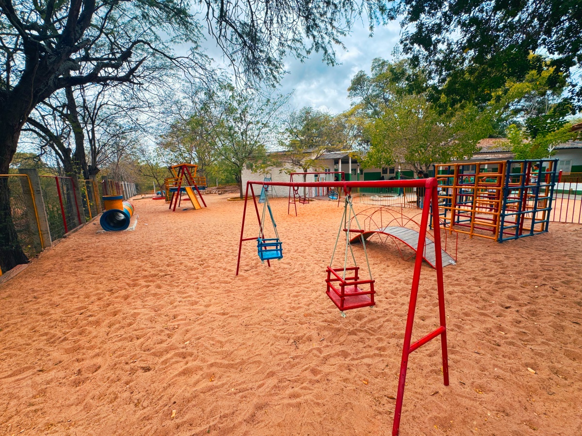 Parque ao ar livre com balanços e trepa-trepa